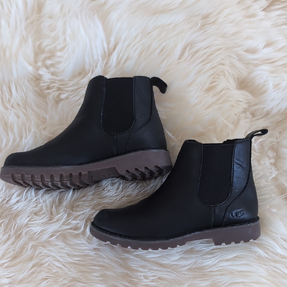 UGG Boys Black Ankle High Chelsea Boots with Rugged Sole and Elastic Panels